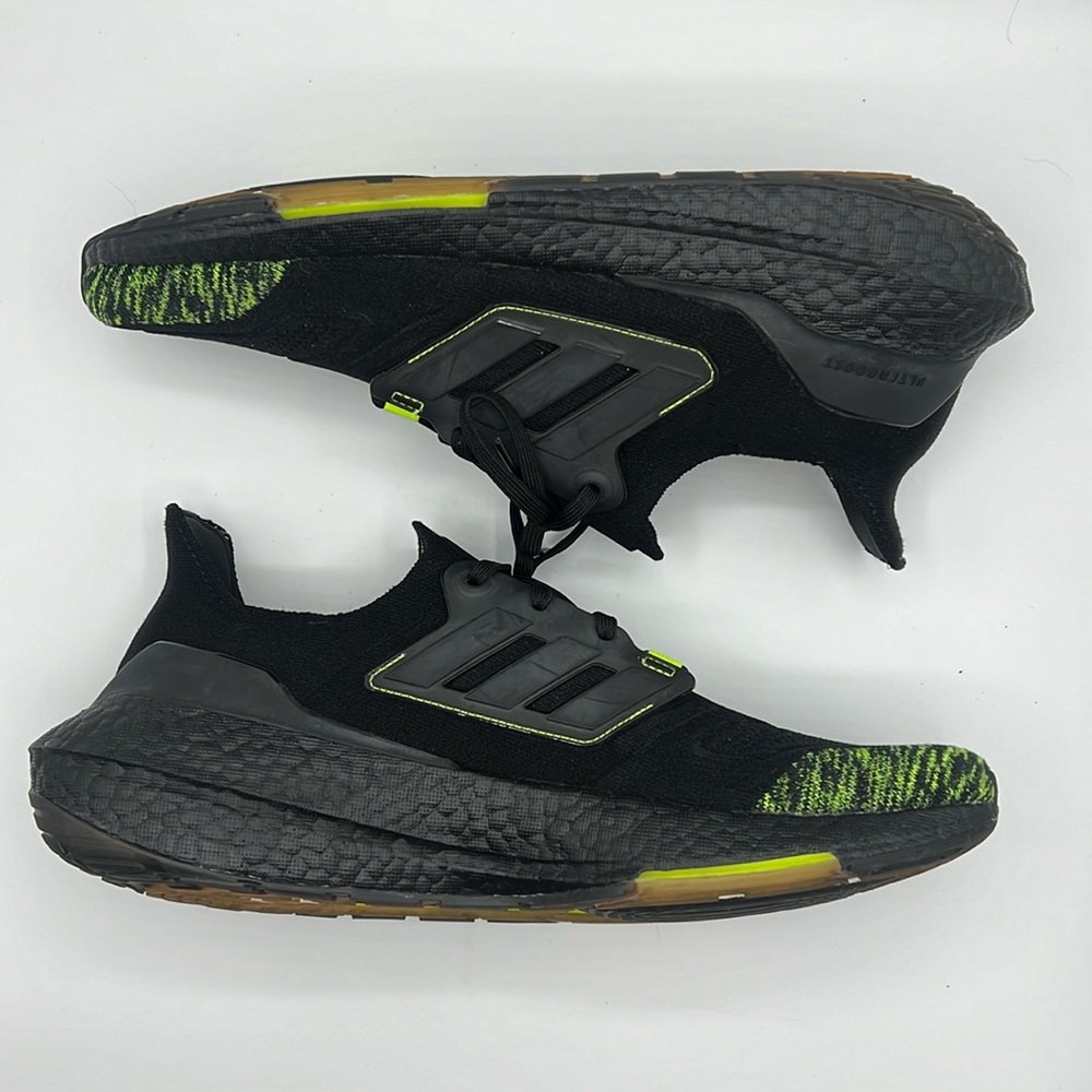 adidas Ultra Boost 22 | Black Solar Yellow